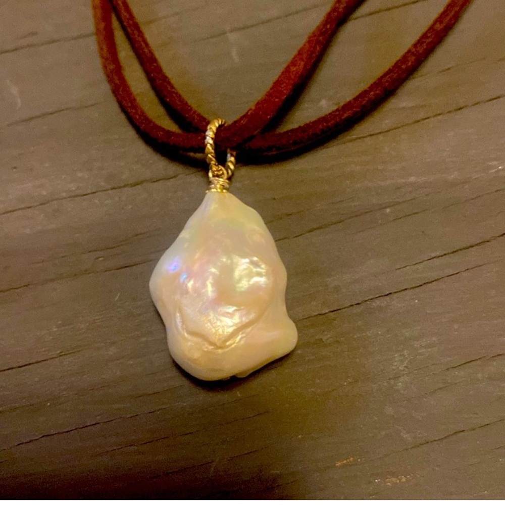 White and Gold Crystal Pendant Necklace